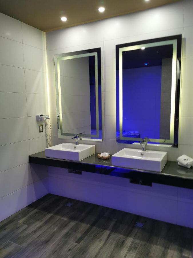 Deluxe Suite Spa Bath