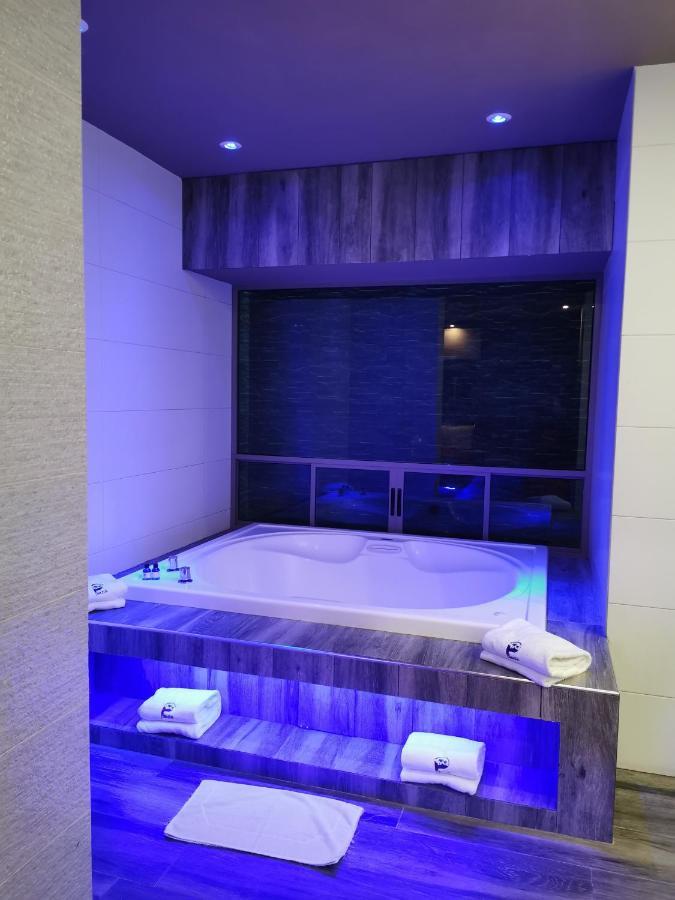 Deluxe Suite Spa Bath